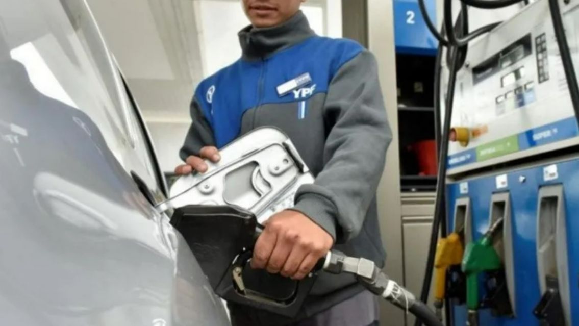 YPF aumentó 11,5% los precios de la nafta y el gasoil en medio de la transición de gobierno