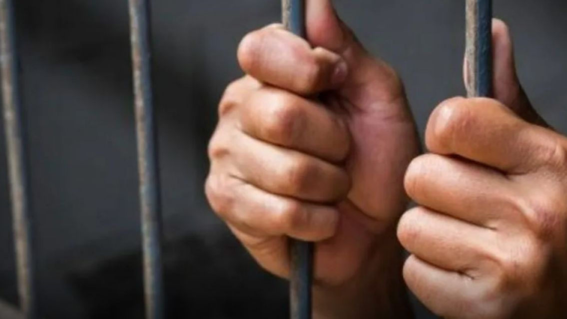 Está preso por ultrajar a otra persona, pero lo autorizaron y se casará