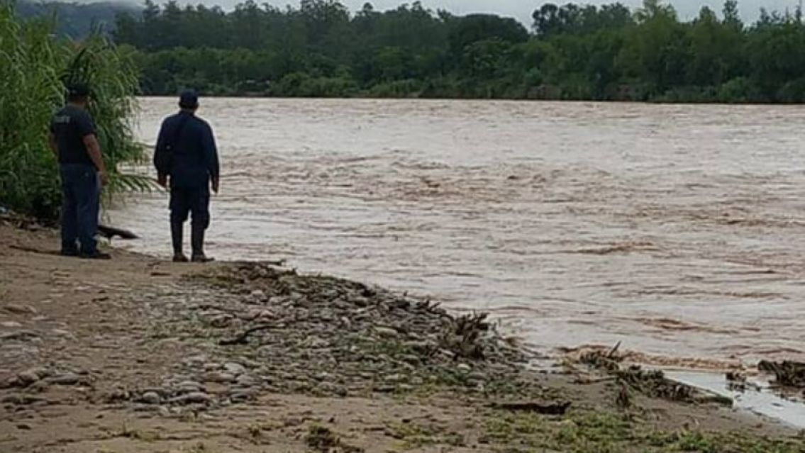 Se tir� al r�o logr� salvar a su hijo, pero la corriente lo arrastr� y muri� ahogado