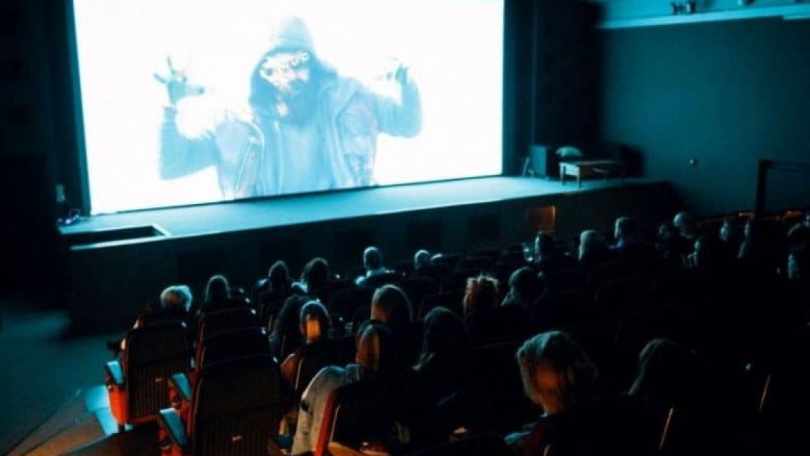 Parec�a un exorcismo: dram�tico momento en un cine del norte