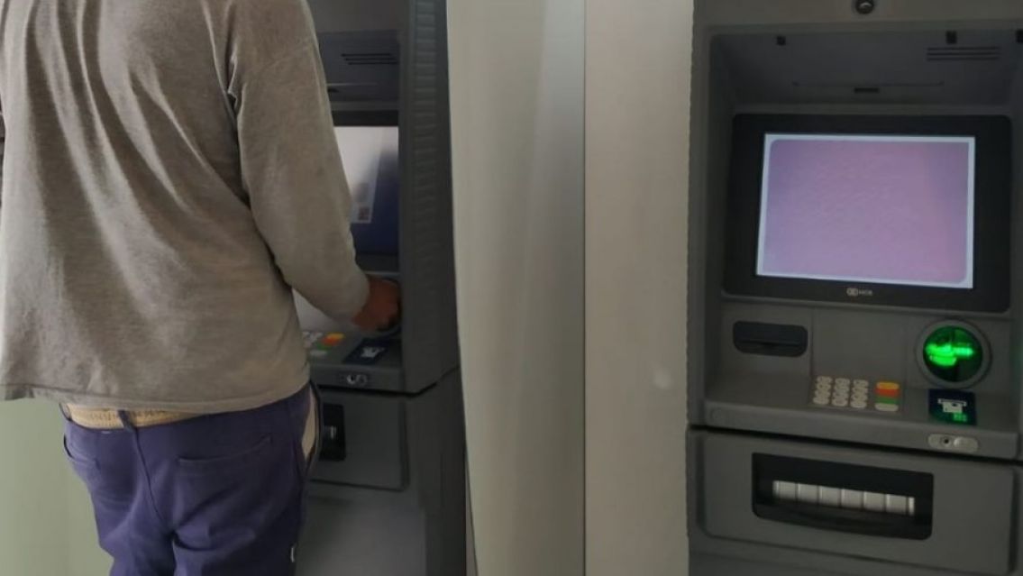 Juje�a fue al cajero a sacar plata, cuando sali� la estaban esperando y no pudo escapar