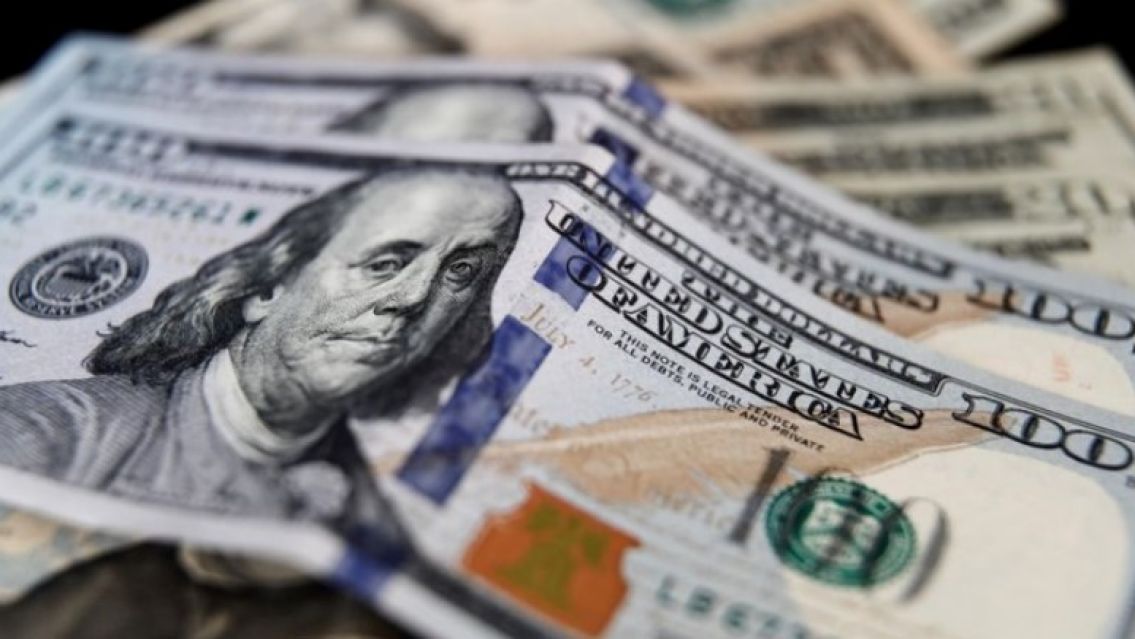 Dólar hoy: las cotizaciones financieras siguen en caída y se venden por debajo de los $900