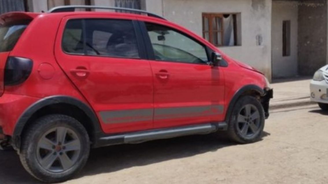 En este auto andaban los chorros más buscados de Alto Comedero: Casi los linchan