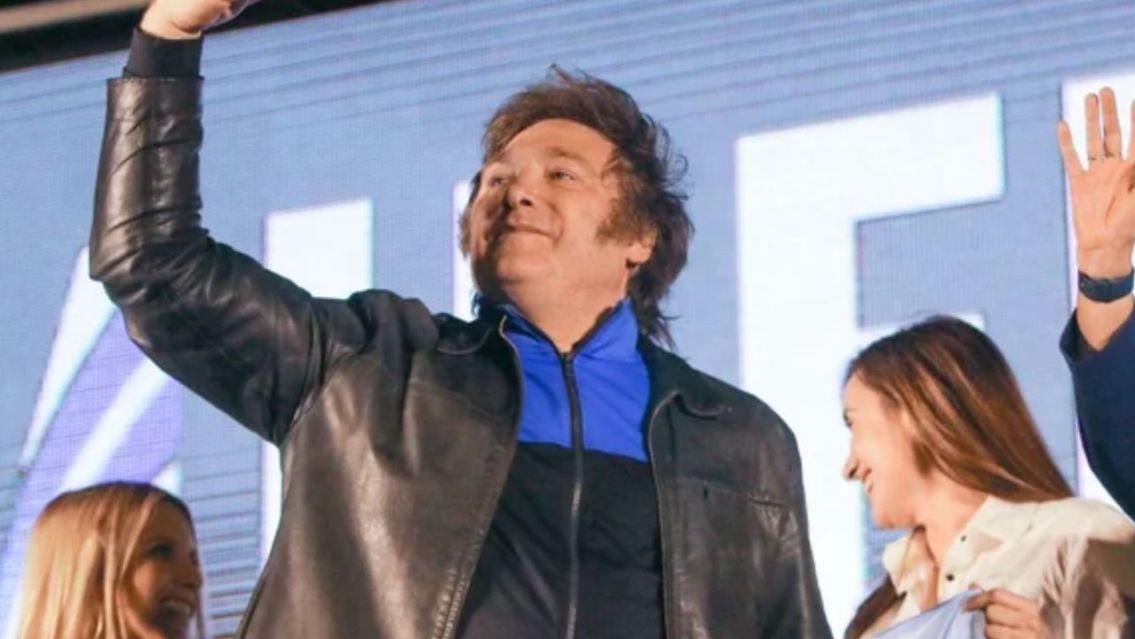 Revelaron porqué Javier Milei usa un buzo azul debajo de su campera de cuero