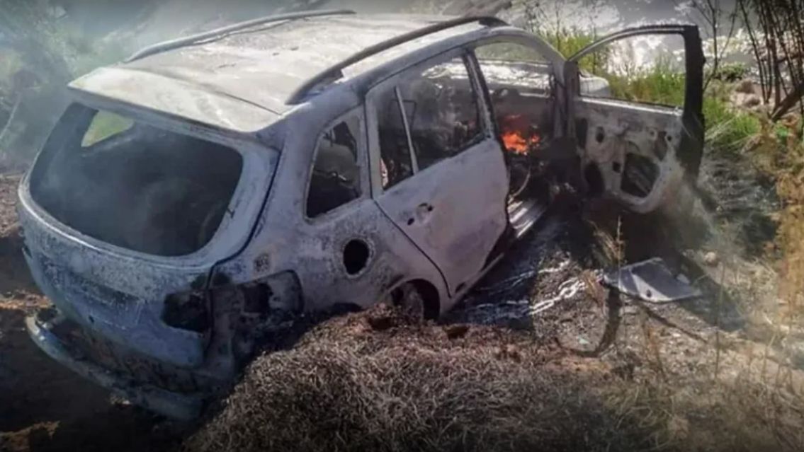 Encontraron un cadáver calcinado dentro de un auto al costado de una autopista