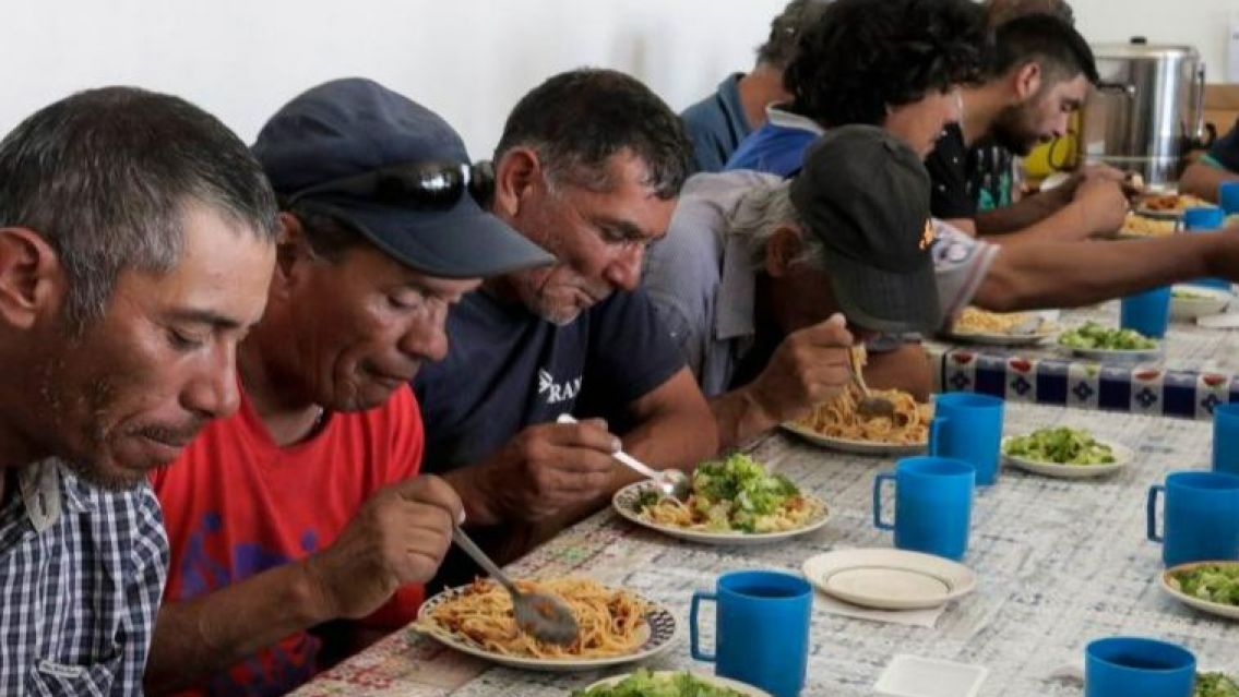 Cientos de jujeños esperan en el Comedor "Manitos Traviesas" por un plato de comido