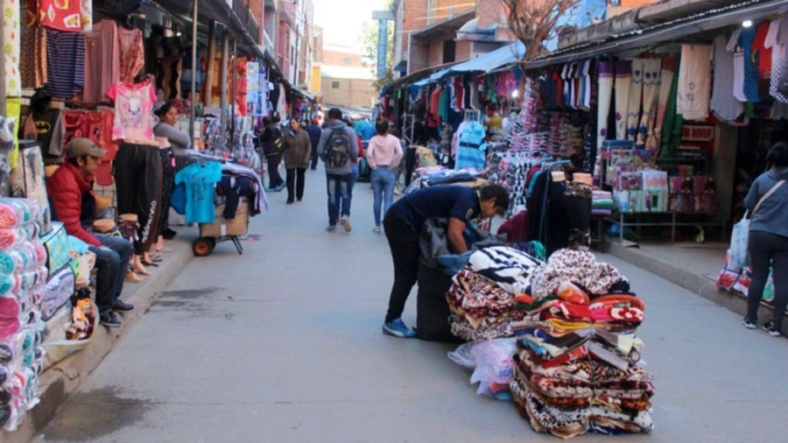 Cruz� a Bolivia con pesos y mostr� si realmente conviene ir a comprar all�