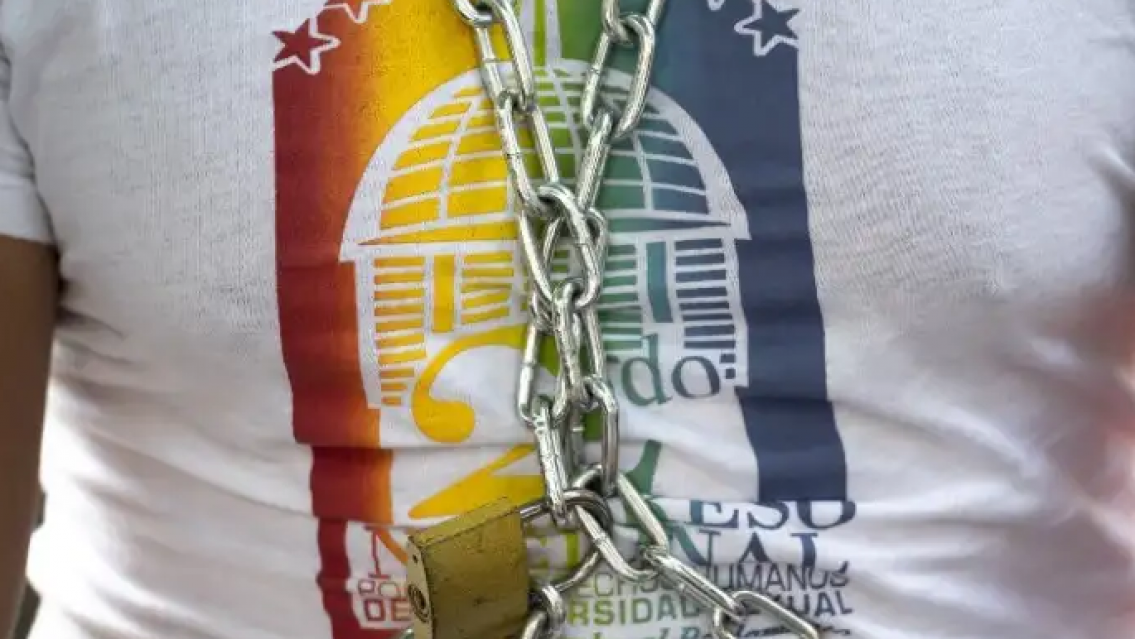 Declaran "extremista" al movimiento LGBT+ y proh�ben sus actividades