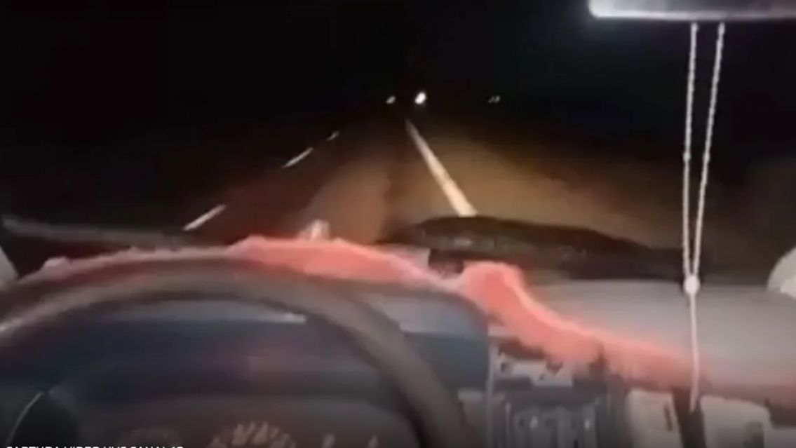 Manejaban de noche por la ruta y les apareció algo tenebroso: "Qué terror, me muero"
