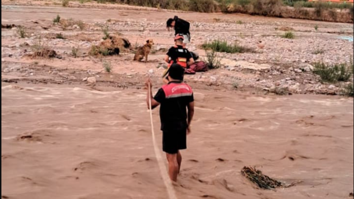 Turistas quisieron cruzar un rio jujeño y se llevaron la peor sorpresa de su vida