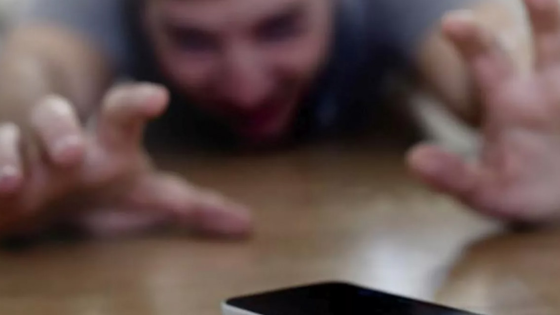 Adolescente juje�o atac� a golpes a su mam� porque le sac� el celular