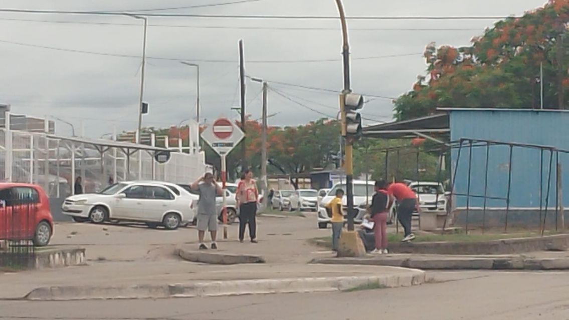 Peligro en la avenida, Jayat mira para otro lado y ya hay varios heridos