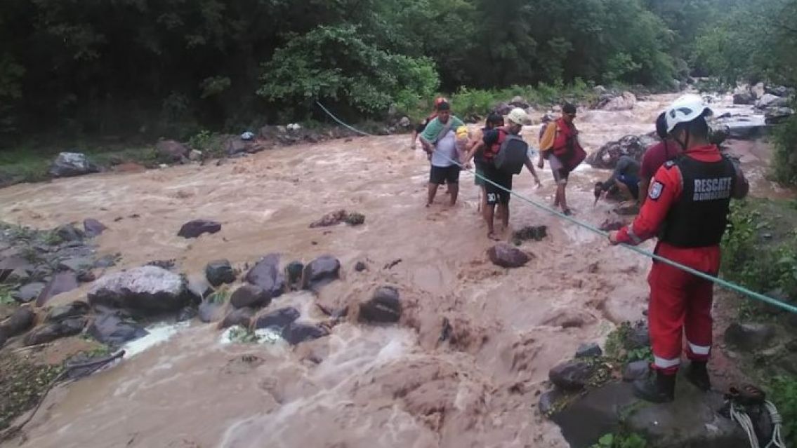 Impresionante rescate de una decena de jujeños en Los Nogales: Un milagro