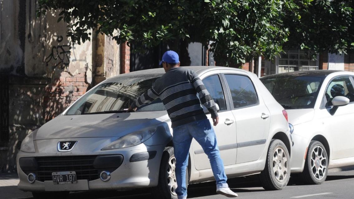 Juje�o se neg� a pagarle a los "trapitos" y lo golpearon brutalmente en banda