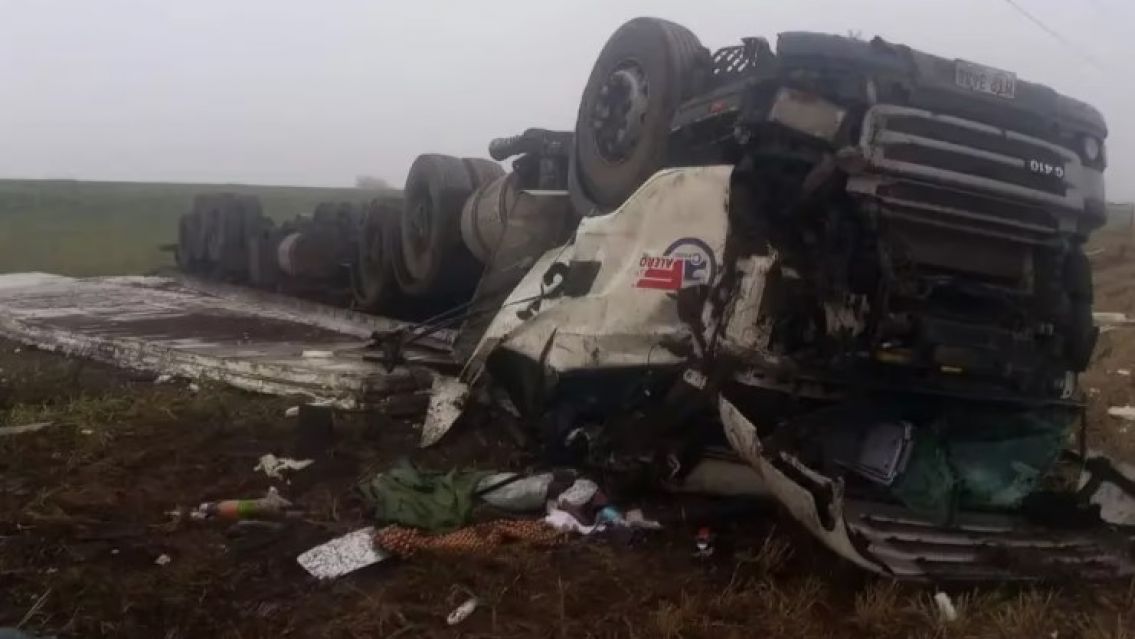 Terrible vuelco de un camión: El chofer se habría dormido