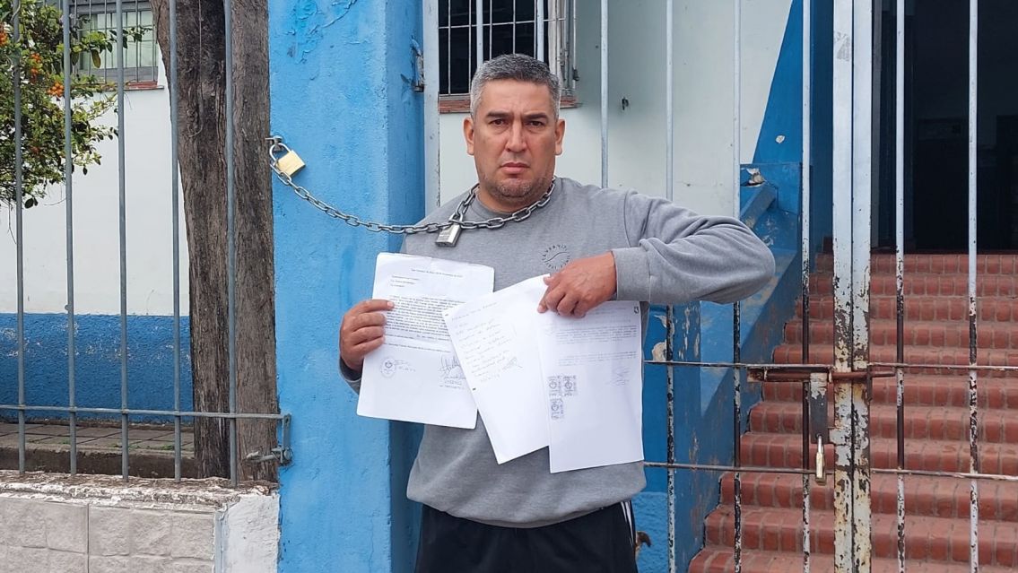 Jujeño se encadenó en la escuela de su hija: denuncia maltratos de la maestra