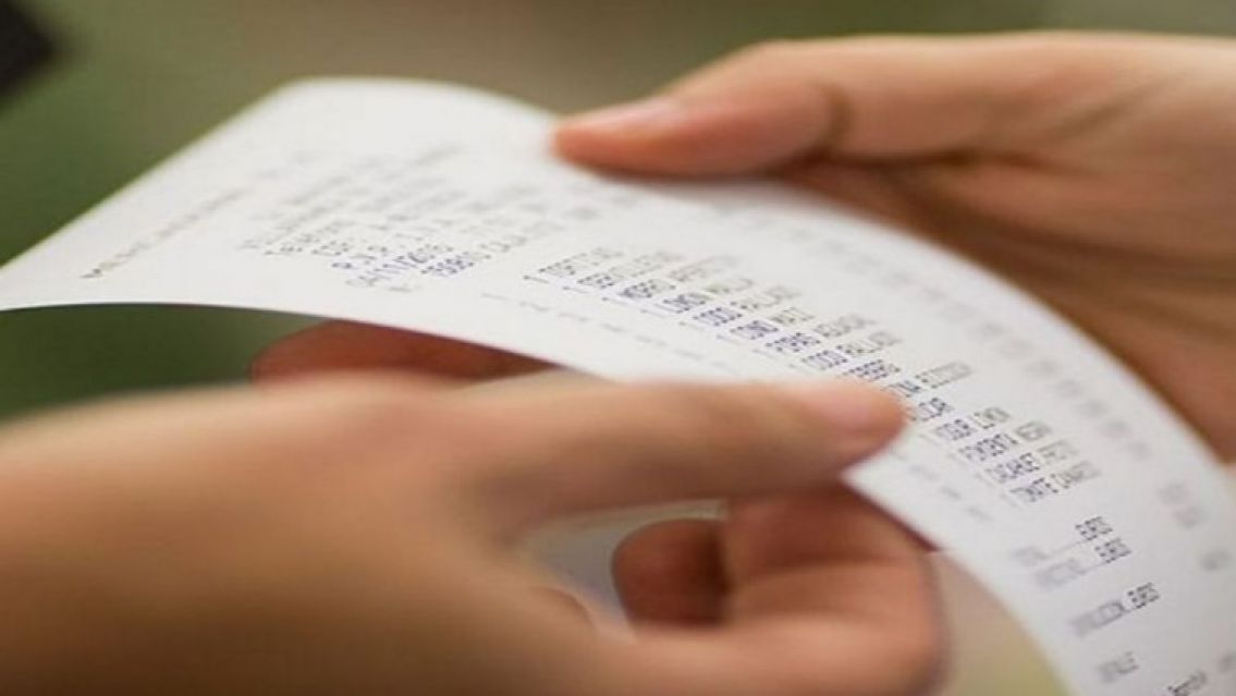 Fue al super, revis� su ticket y descubri� lo peor: "Menos mal me fij�"