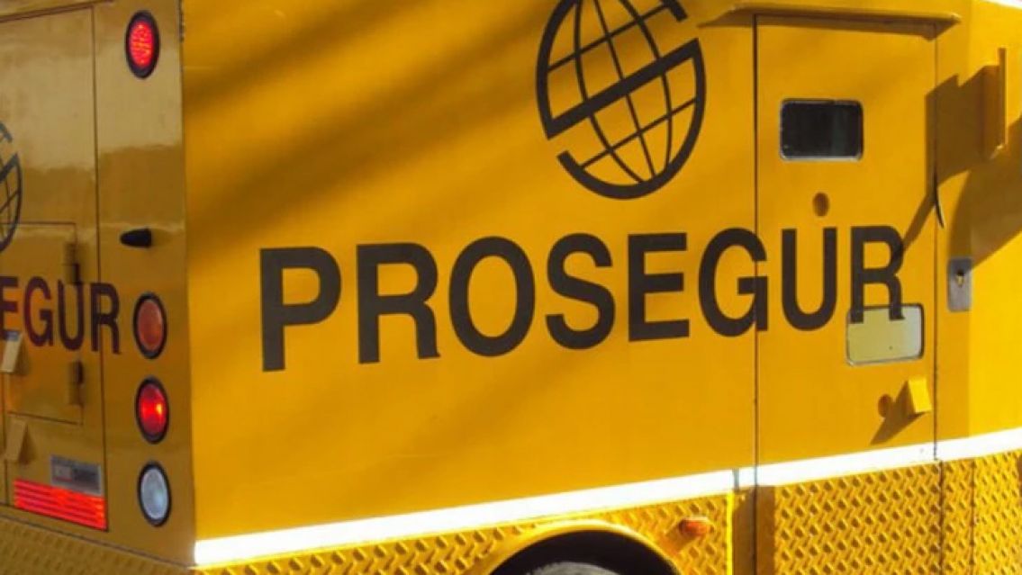 Un camión perdió muchísima plata en la ruta: estaba mal cerrado