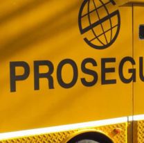 Un camión perdió muchísima plata en la ruta: estaba mal cerrado