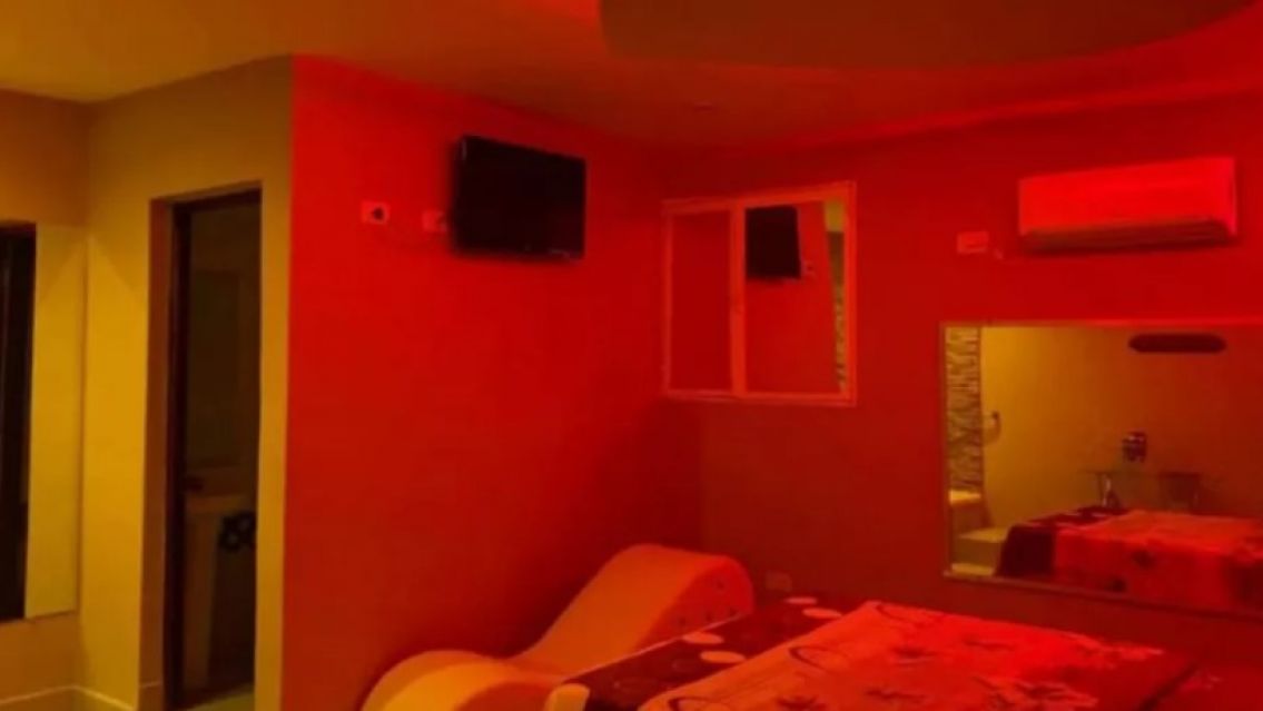 Gritos y calentura en un telo: parejita arm� un esc�ndalo en una habitaci�n