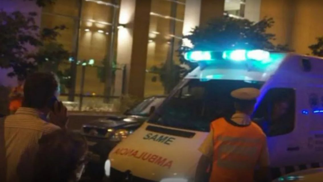 Dejó el chumbo sobre la mesa y su hijita lo agarró: la menor está grave