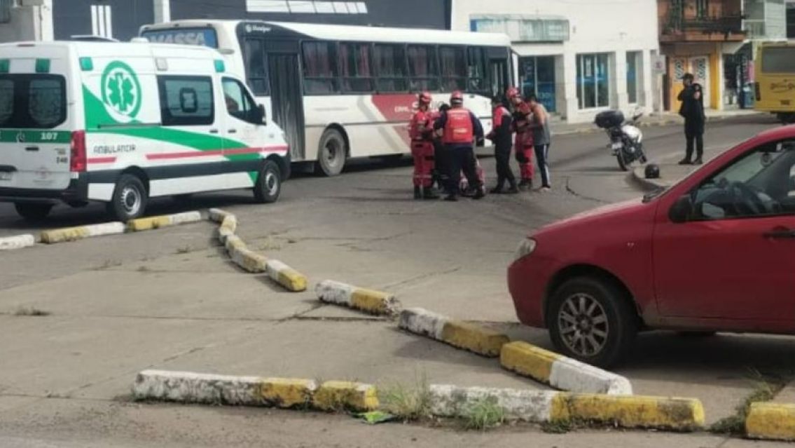 Conmoción en barrio Gorriti por un brutal choque: Una jujeña quedó muy mal