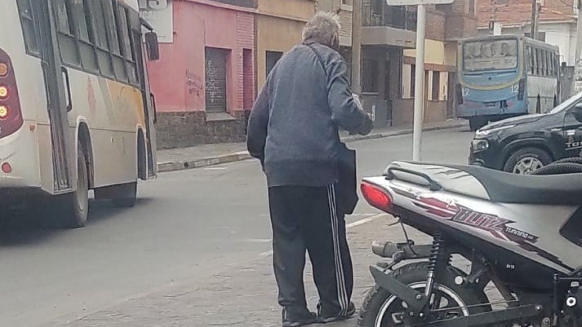 Piden ayuda para el abuelito que vende cds en la vieja terminal