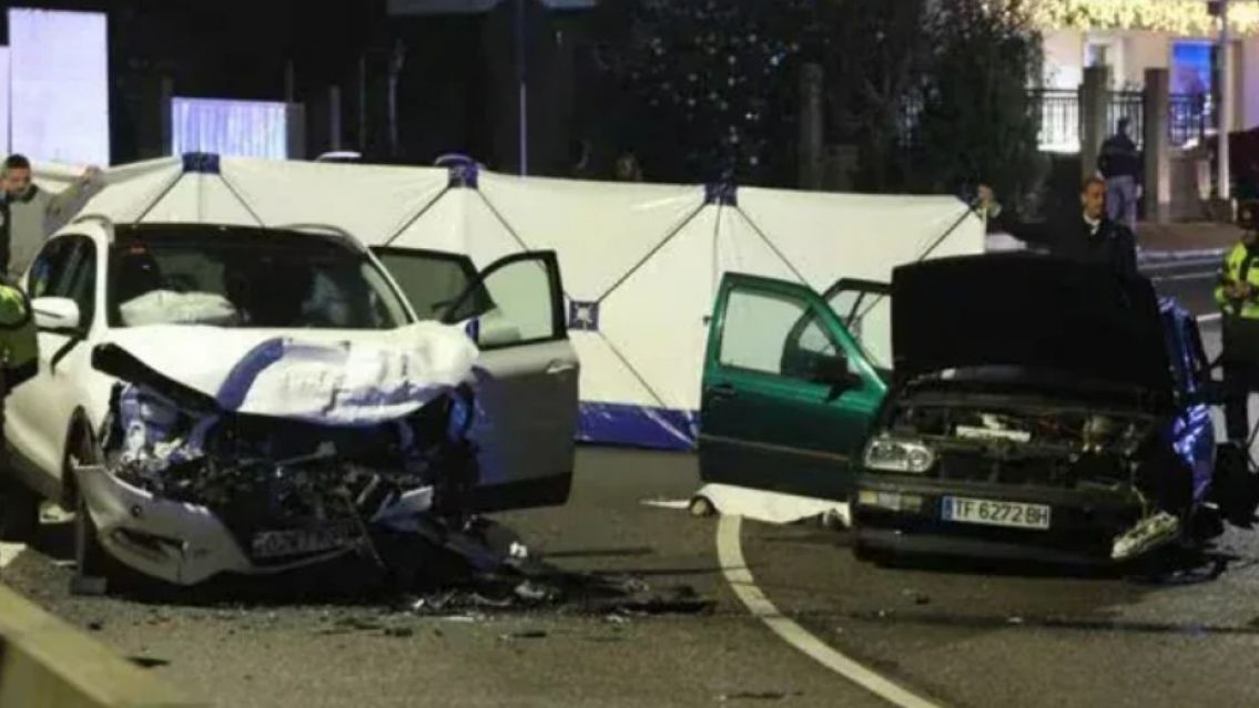 Murieron dos: iba por la ruta con su novia y dos chicos atrás, no pudo controlar el auto, chocaron y termino en tragedia