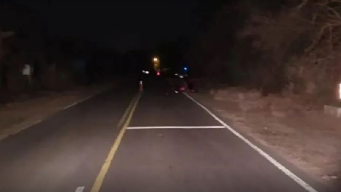 Iban por una ruta y encontraron a un joven tirado en el asfalto: estaba muerto