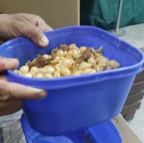 Meti&oacute; un guiso de fideos en el tupper y la pas&oacute; muy mal: "Descubrieron..."