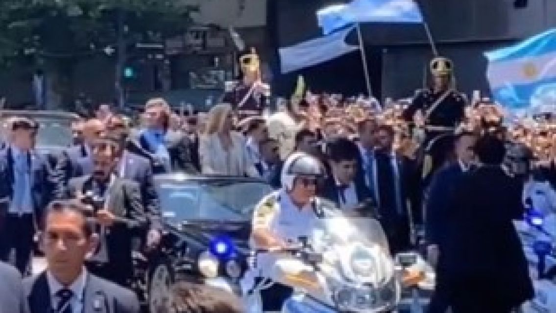 El botellazo que recibi� Milei mientras se dirig�a al Congreso [VIDEO]