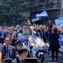 El botellazo que recibi&oacute; Milei mientras se dirig&iacute;a al Congreso [VIDEO]