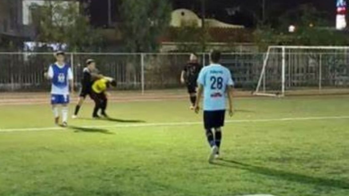 Brutal agresi�n a un �rbitro en pleno partido de una liga amatuer