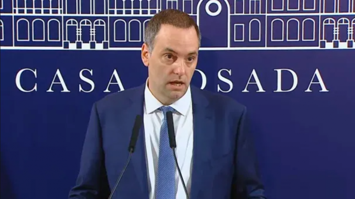 Manuel Adorni anunció el aumento del salario mínimo en 30% y en cuotas: a cuánto se va