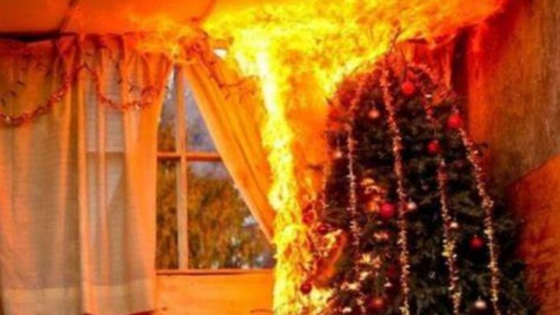Se recalentaron las luces navide�as y se incendi� una casa: muri� un adolescente