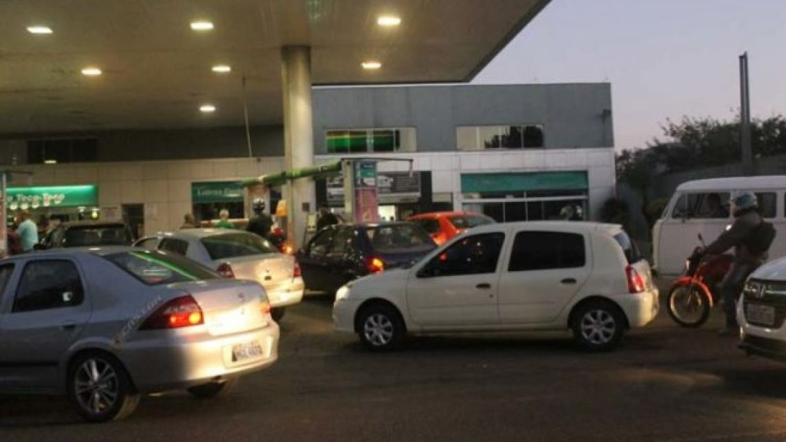 El Gobierno analiza actualizar un impuesto que podría aumentar hasta un 11% el precio de la nafta