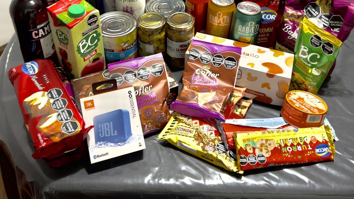 Le regalaron una caja navide�a y vino hasta con parlante: "se la jug� el jefe"