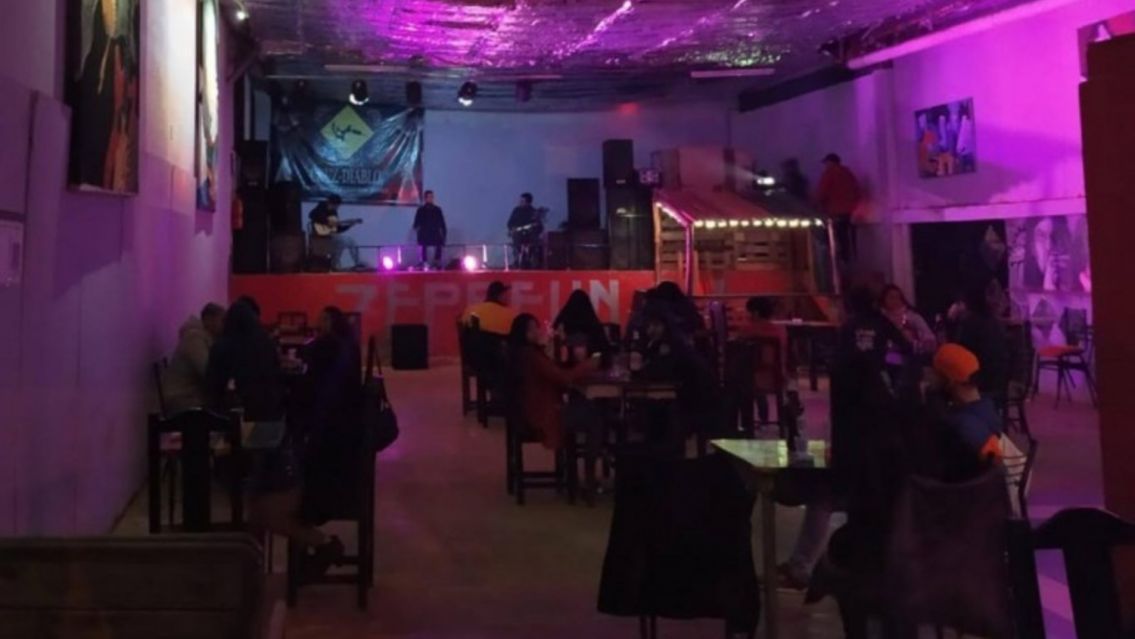 Boliche organiza una fiesta con cerveza y fernet a 200 y 300 pesos