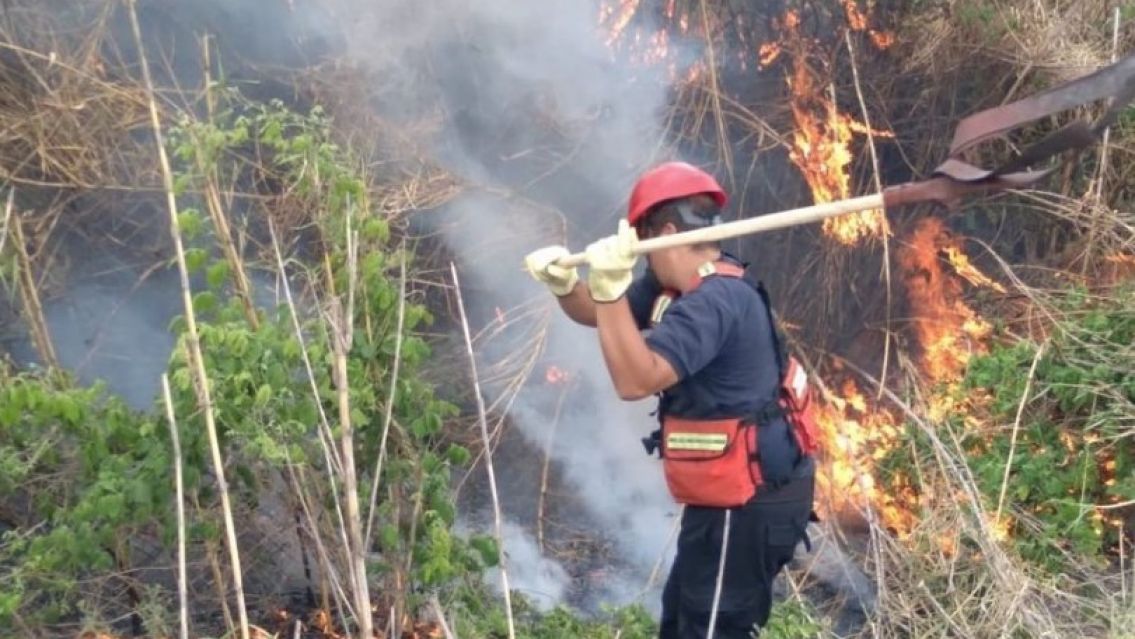Brutal incendio en el Ingenio La Esperanza: Piden circular con precaución por ruta 34