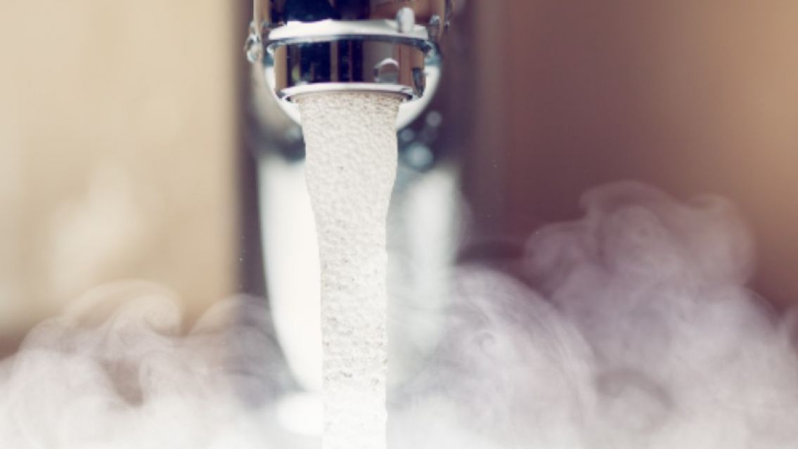 Abuela quiso bañar a su nieta y no se dio cuenta de algo terrible: la criatura está internada