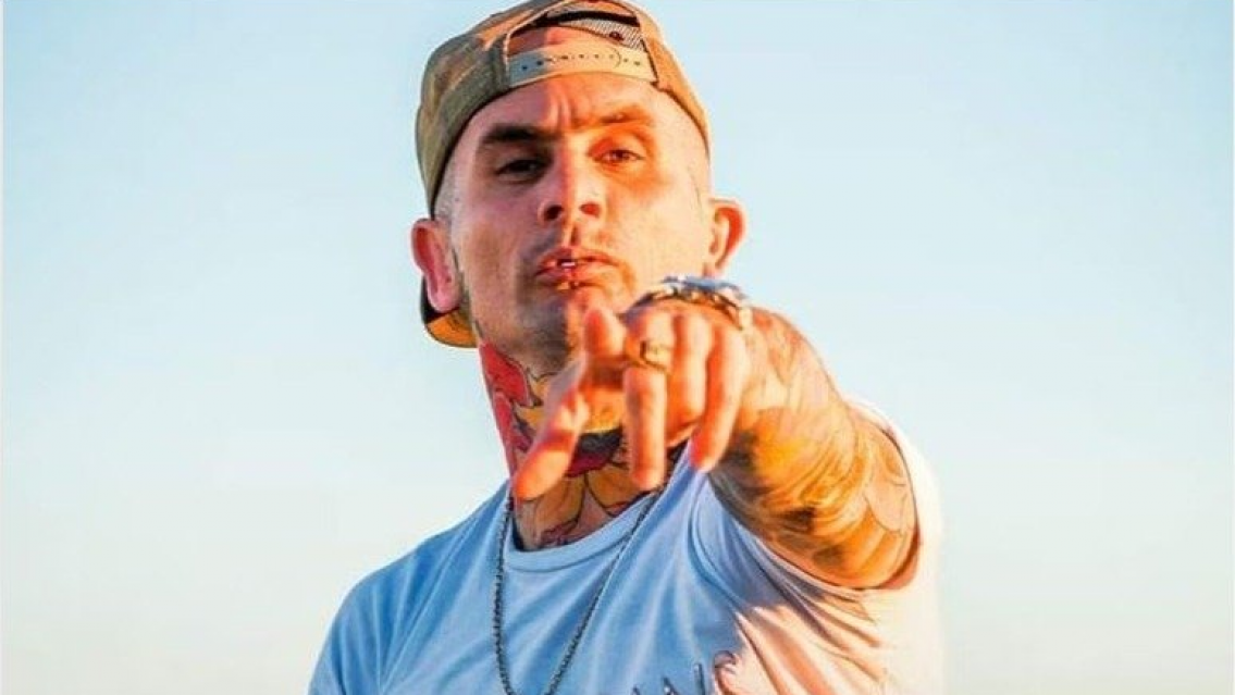 Escándalo con el cantante de Ke Personajes, pelea con arma blanca en plena calle