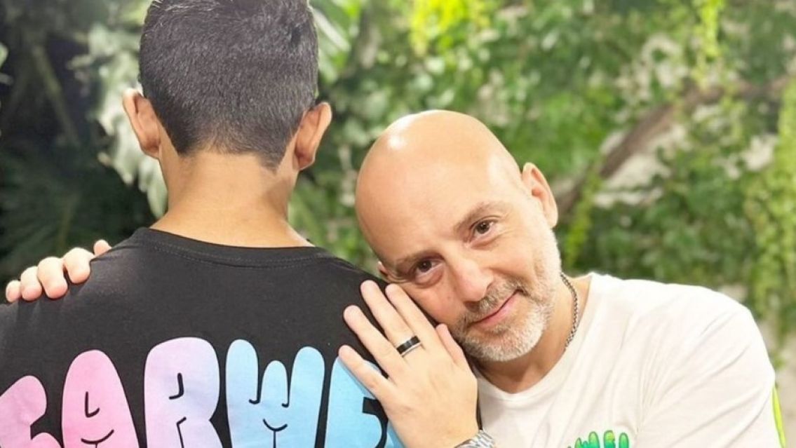 Muscari adoptó a un chico de 15 años y recibió comentarios repudiables