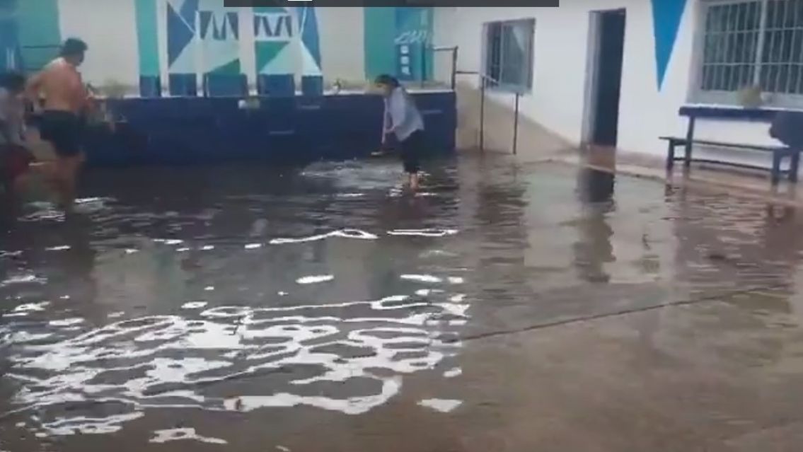La falta de mantenimiento dejaron a las escuelas de Palpal� en medio del agua