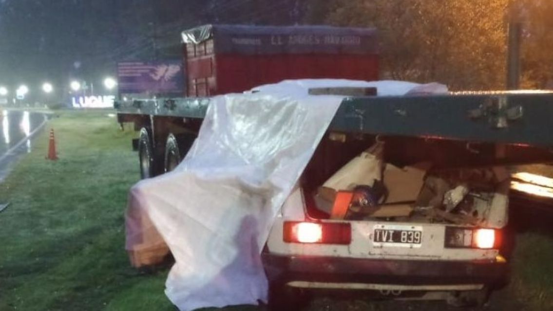 Iba al trabajo, despistó, se incrustó debajo de un acoplado y murió