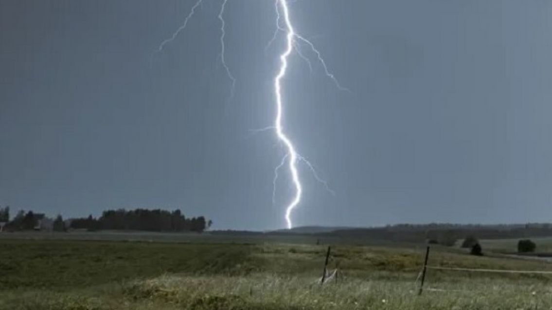 Murió junto a su caballo después de qué cayó un rayo