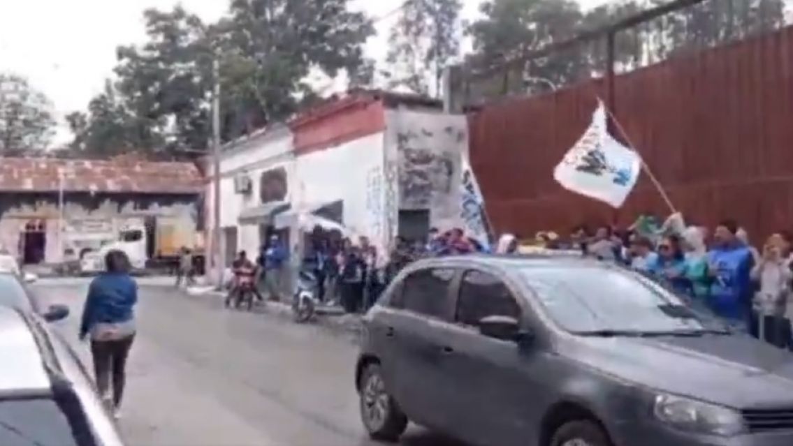 Ya no se animan a cortar las calles: Municipales de Perico se manifestaron en la vereda