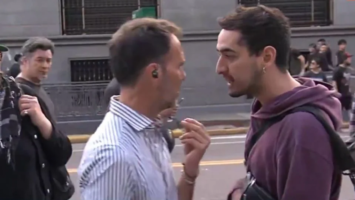 Momento tenso en plena calle, periodista y manifestante casi a las pi�as