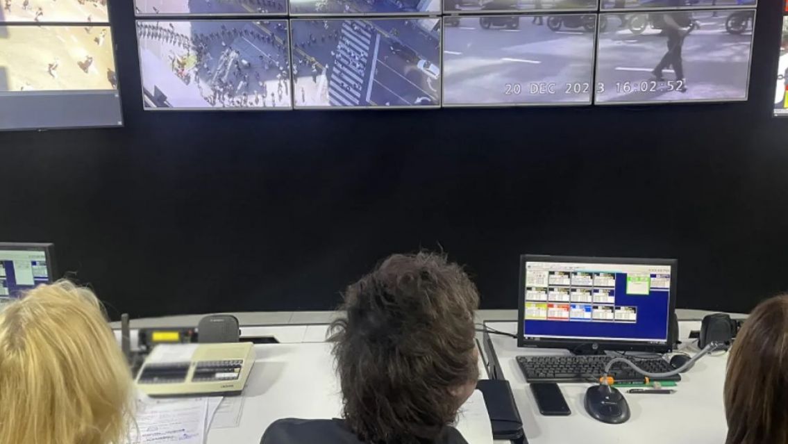 El insólito detalle del Departamento de Policía que quedó al descubierto por una foto de Milei