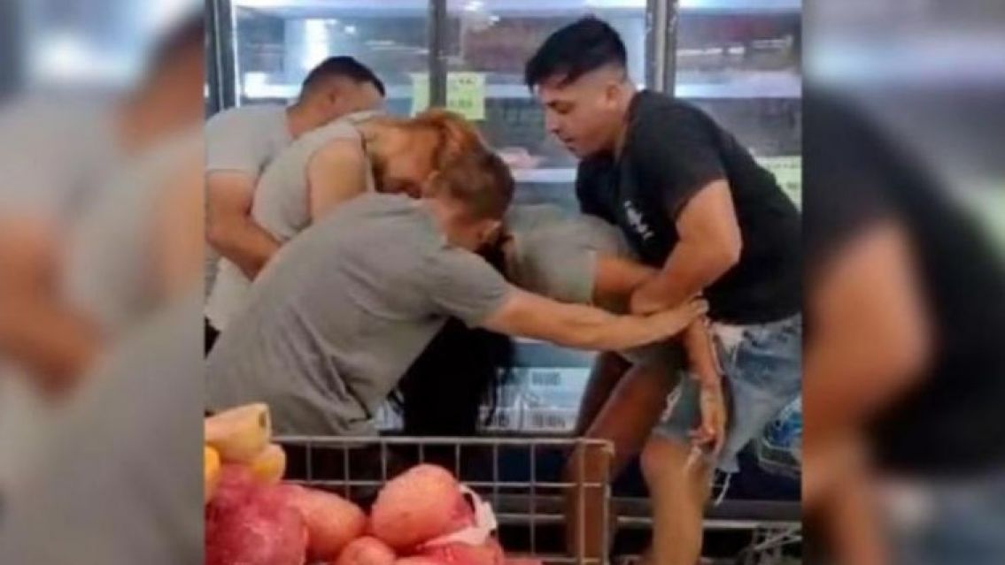 Se tiraron de los pelos por una oferta de carne en el super
