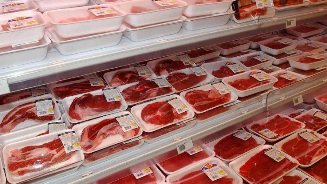 Se tiraron de los pelos por una oferta de carne en el super